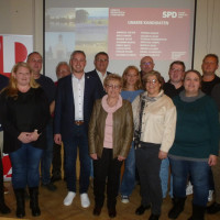 Bürgermeisterkandidat Andreas Solter (6.v.li.) führt die Kandidatenliste an. Nicht im Bild die verhinderten Melis Simsek und Thomas Krauß. Links Wahlleiter Gregor Forster.